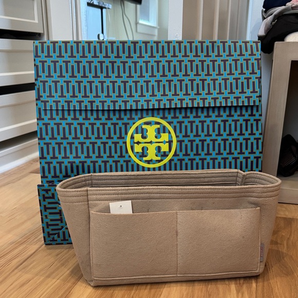 Tory Burch McGraw Black Leather Tote Bag - Picture 8 of 8